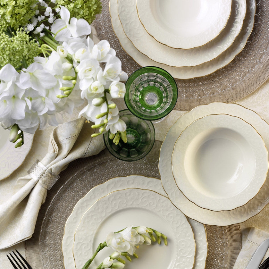 24-dijelni set posuđa, bijele boje sa zlatnim detaljima, porculan