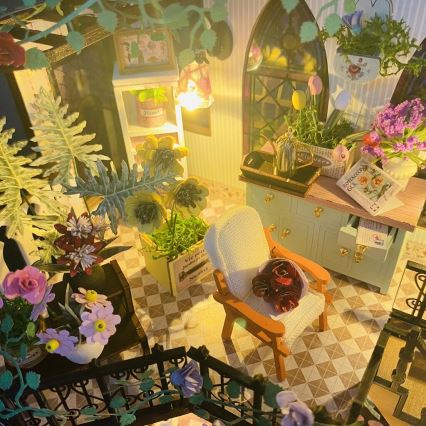 2Kids Toys - Miniatura kućice Darcyin cvjetna kuća 2xAAA