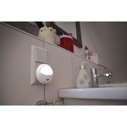 Brennenstuhl - LED Orijentacijska svjetiljka sa senzorom za utičnicu LED/0,85W/230V