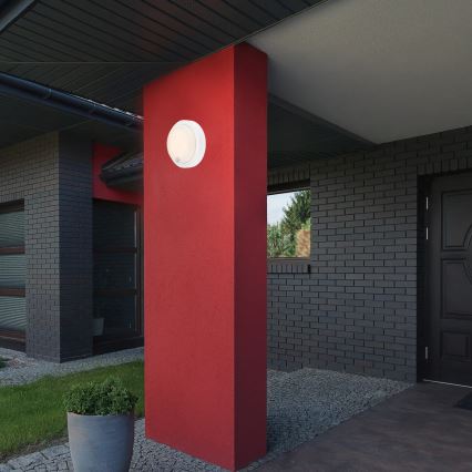 Brilo - Punjivo vanjsko zidno LED svjetlo s senzorom, 4W/5V, 4400 mAh, IP44, bijelo