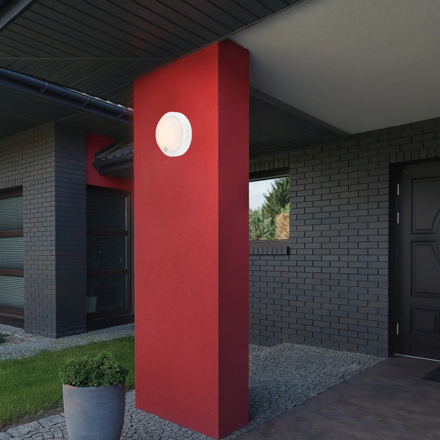 Brilo - Punjivo vanjsko zidno LED svjetlo s senzorom, 4W/5V, 4400 mAh, IP44, bijelo