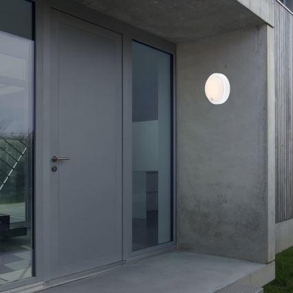 Brilo - Punjivo vanjsko zidno LED svjetlo s senzorom, 4W/5V, 4400 mAh, IP44, bijelo