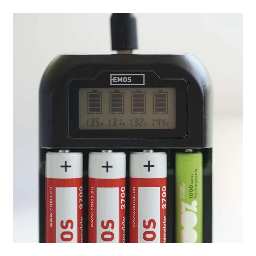 Punjač za baterije s LCD zaslonom 4xAA/AAA 5V