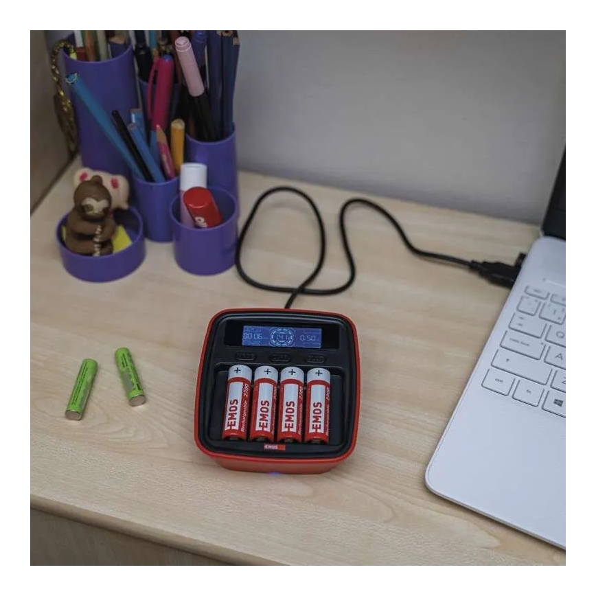 Punjač za baterije s LCD zaslonom 4xAA/AAA 5V