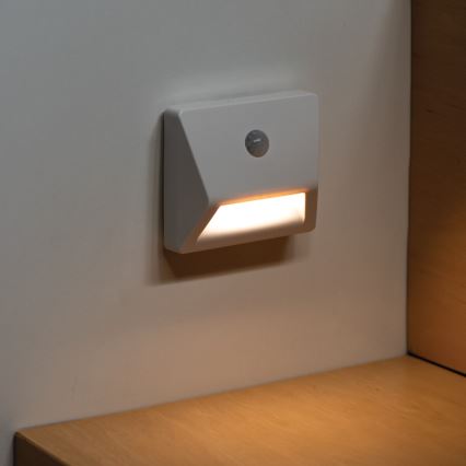 Ugradna LED svjetiljka sa senzorom pokreta i sumraka IRS LED/0,3W/3xAAA IP54 bijela