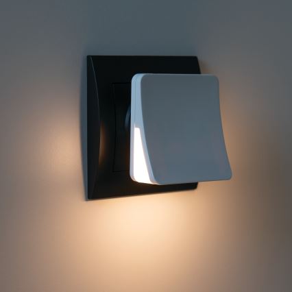 Orijentacijsko LED svjetlo sa senzorom sumraka za utičnicu HOFI LED/0,28W/230V bijela