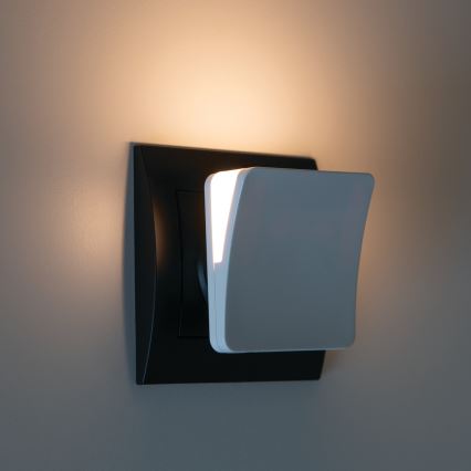 Orijentacijsko LED svjetlo sa senzorom sumraka za utičnicu HOFI LED/0,28W/230V bijela