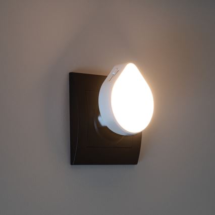 LED orijentacijska svjetiljka s mogućnošću prigušivanja i senzorom sumraka za utičnicu ULOV LED/0,5W/230V bijela