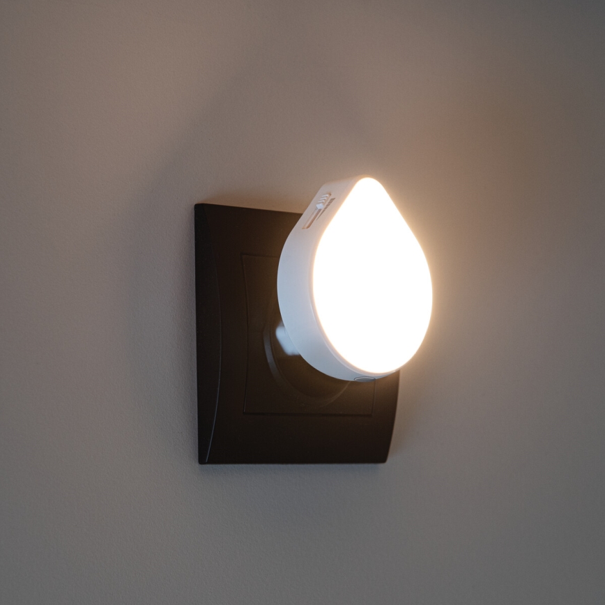 LED orijentacijska svjetiljka s mogućnošću prigušivanja i senzorom sumraka za utičnicu ULOV LED/0,5W/230V bijela