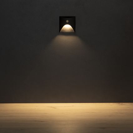 LED svjetiljka za stepenište s senzorom pokreta i sumraka EXIN LED/2,5W/230V 3000K IP65 crna četvrtasta