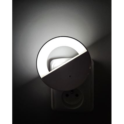 LED Noćno svjetlo sa senzorom za dan/noć LED/0,5W/230V bijela
