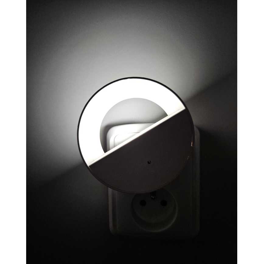 LED Noćno svjetlo sa senzorom za dan/noć LED/0,5W/230V bijela