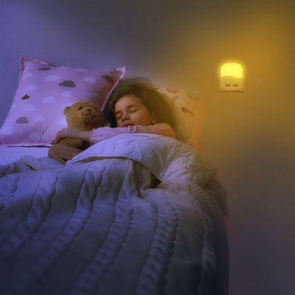 LED Noćno svjetlo za utičnicu sa senzorom za dan/noć 2xUSB LED/0,45W/230V 3000K