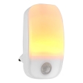 LED orijentacijsko svjetlo s senzorom pokreta i sumraka za utičnicu LED/0,55W/230V bijela