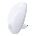 LED orijentacijsko svjetlo sa senzorom za utičnicu LED/0,7W/230V 3000K