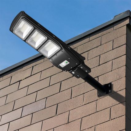 LED Prigušiva solarna ulična svjetiljka sa senzorom pokreta i dana/noći LED/12W/3,2V 6000K IP65 10000 mAh crna + daljinski upravljač