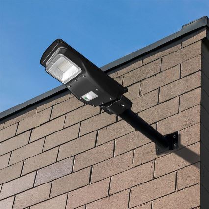 LED Prigušiva solarna ulična svjetiljka sa senzorom pokreta i dana/noći LED/6W/3,2V 6000K IP65 5000 mAh crna + daljinski upravljač