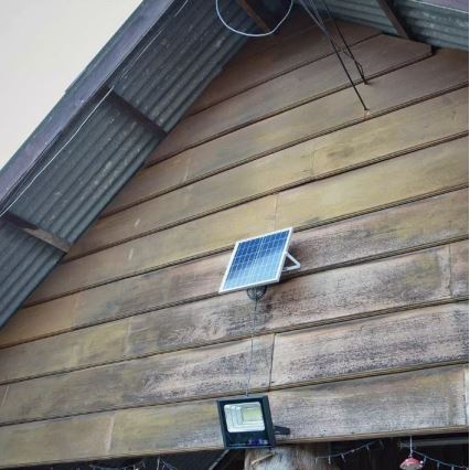 LED Prigušivi solarni reflektor LED/12W/3,2V 6000K IP65 5000 mAh + daljinski upravljač