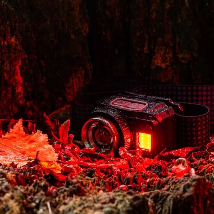 LED Prigušiva punjiva čeona svjetiljka sa senzorom i crvenim svjetlom LED/6W/5V/3xAAA IP44 500 lm 1200 mAh