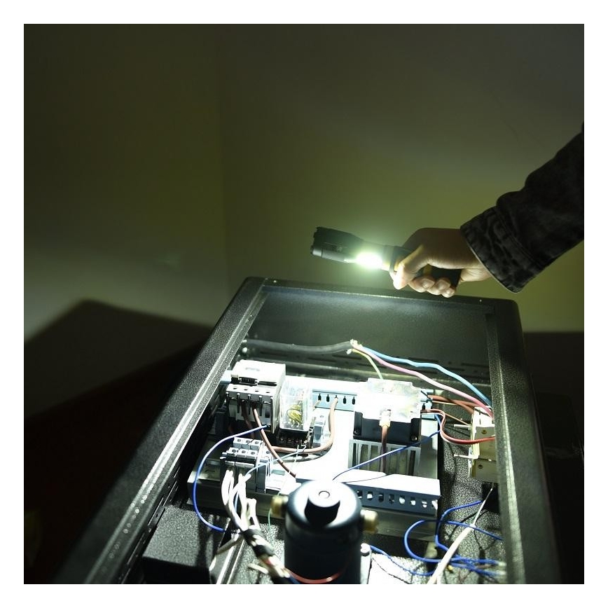 LED Ručna svjetiljka LED/5W/3xAAA