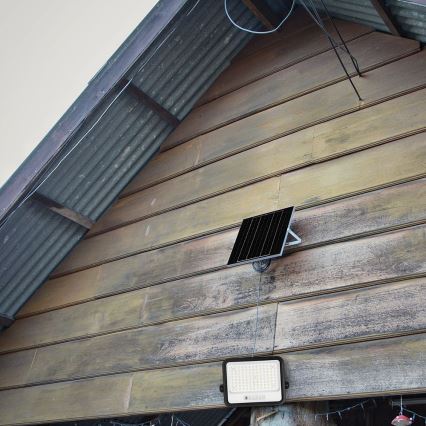 LED solarni reflektor s prigušivanjem LED/200W/3,2V 2000-8000K IP65 10000 mAh crna + daljinski upravljač