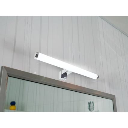 LED svjetlo za kupaonsko ogledalo LED/8W/230V 30 cm IP44 sjajni krom