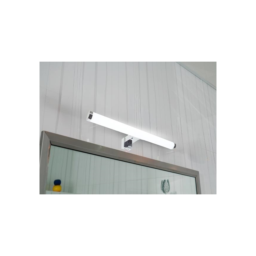 LED svjetlo za kupaonsko ogledalo LED/8W/230V 30 cm IP44 sjajni krom