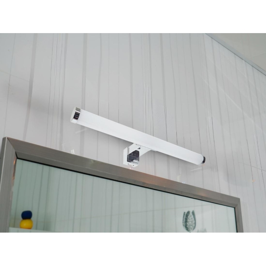 LED svjetlo za kupaonsko ogledalo LED/8W/230V 30 cm IP44 sjajni krom