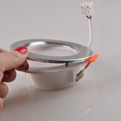 LED Ugradbena svjetiljka ZOE LED/4,8W/230V srebrna