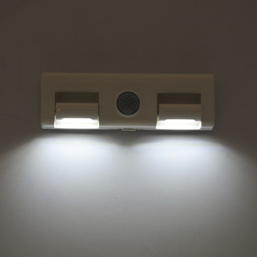 LED Zidna svjetiljka sa senzorom LED/3xAAA/4,5V
