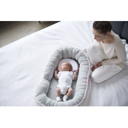 MOTHERHOOD  - Gnijezdo i jastuk za bebe JUNIOR 2u1 smeđa