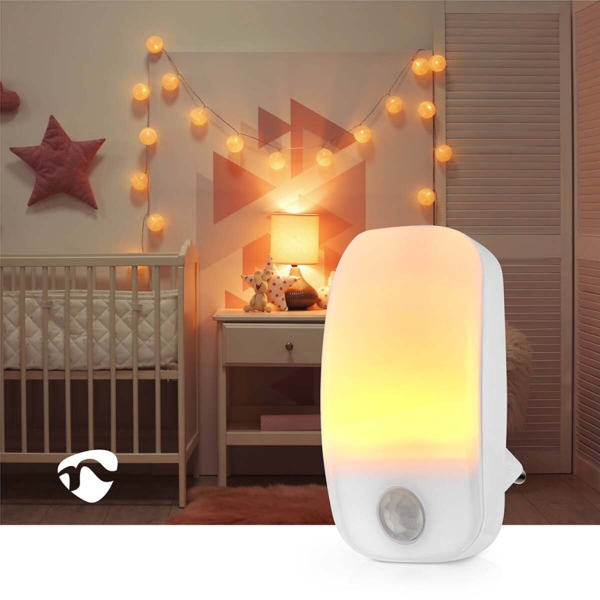 LED Orijentacijska svjetiljka sa senzorom pokreta i sumraka za utičnicu LED/0,55W/230V bijela