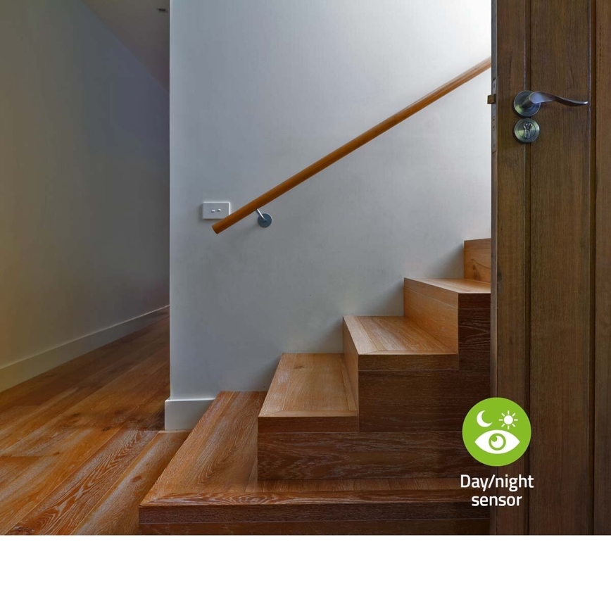 LED Orijentacijska svjetiljka sa senzorom pokreta i sumraka za utičnicu LED/0,55W/230V bijela