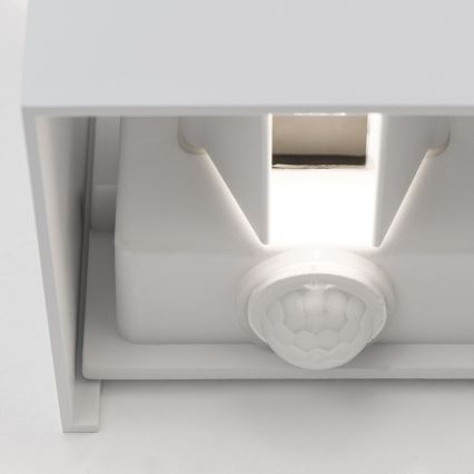 LED Vanjska zidna svjetiljka sa senzorom za pokret i dan/noć CUBE-S LED/13W/230V IP54 bijela