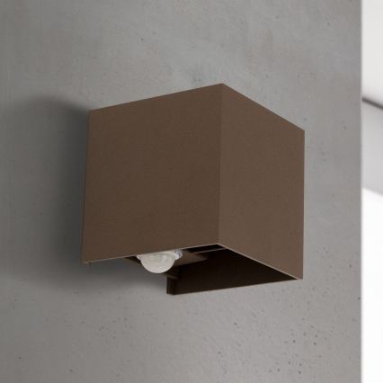 Vanjsko zidno svjetlo s senzorom pokreta i sumraka CUBE-S LED/13W/230V IP54 smeđa