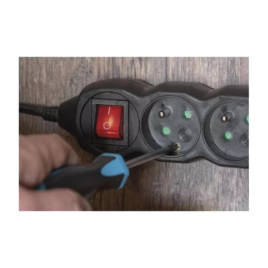 Produžni kabel s prekidačem 4U 5m crna