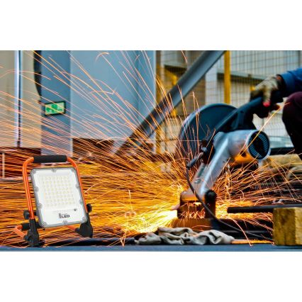 Punjivi LED reflektor sa stalkom LED/50W/3,2V 4500K 5000 mAh IP65 narančasta