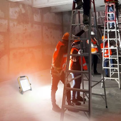 Punjivi LED reflektor sa stativom LED/50W/3,2V 4500K 10000 mAh IP65 narančasta