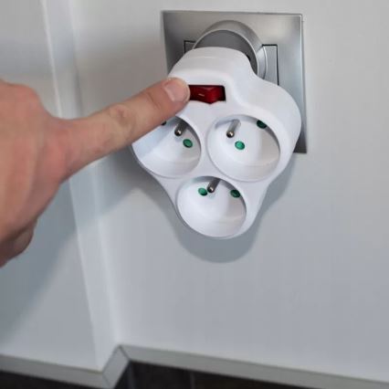 Razdjelnik s prekidačem, 3 utičnice