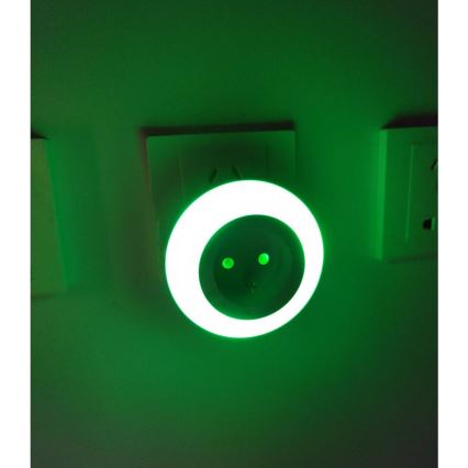 LED Orijentacijska svjetiljka sa senzorom za dan/noć i utičnicom LED/0,6W/230V