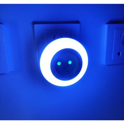 LED Orijentacijska svjetiljka sa senzorom za dan/noć i utičnicom LED/0,6W/230V