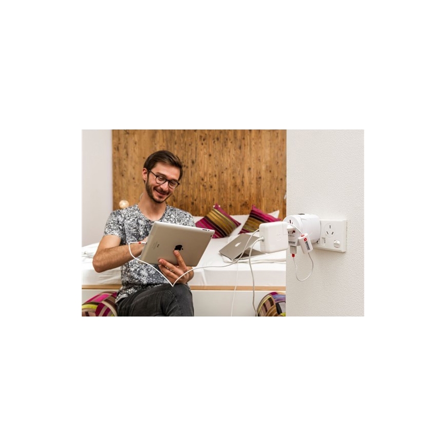 Univerzalni putni adapter za cijeli svijet 230V + USB port