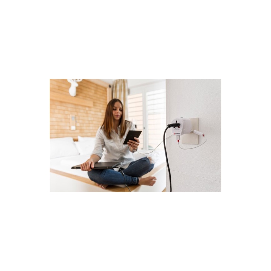 Univerzalni putni adapter za cijeli svijet 230V + USB port