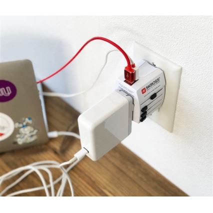 Međunarodni putni adapter 230V + 2x USB port