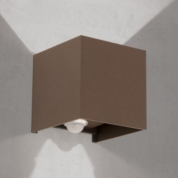 Vanjsko zidno svjetlo s senzorom pokreta i sumraka CUBE-S LED/13W/230V IP54 smeđa